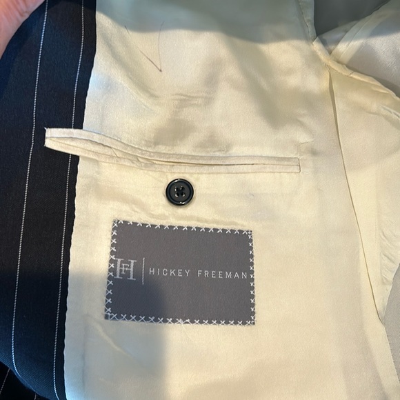 Hickey Freeman 100% Wool suit with working surgeons cuffs - Picture 4 of 9